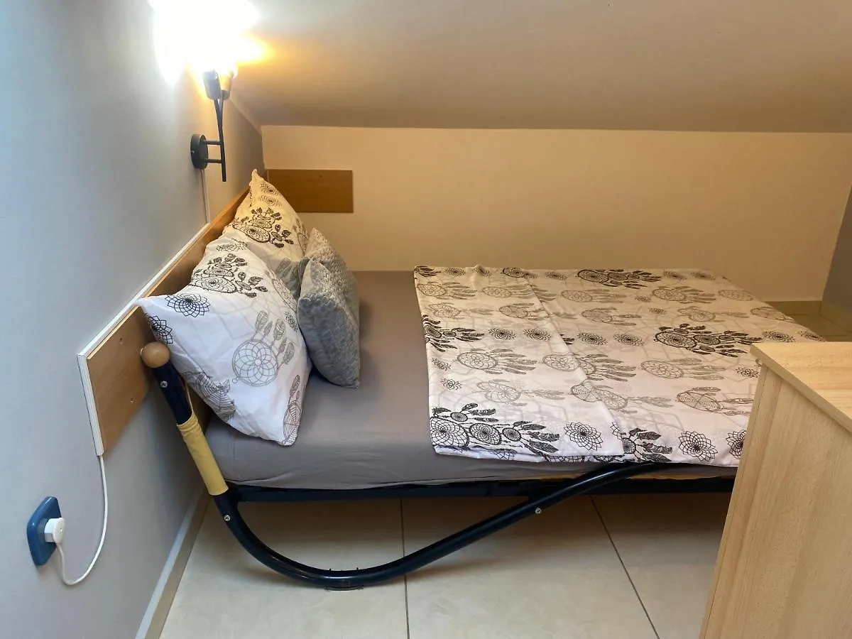 Apartments Mare Pola 0*,