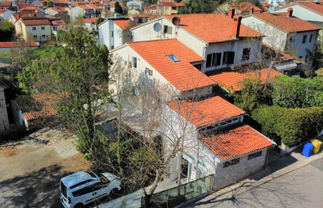 Apartments Mare Pola 0*,